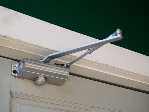 Дверные доводчики — описание, виды, регулировка