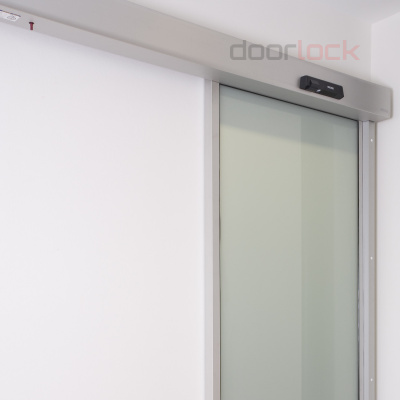 Автоматическая раздвижная одностворчатая дверь GEZE ECdrive для ширины прохода до 2000 мм, с дисплейным программатором, без радаров, без створок